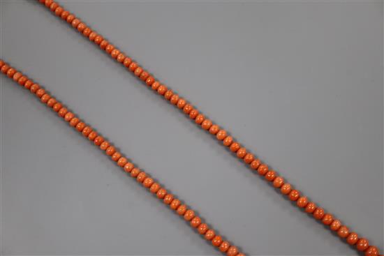 A single strand graduated coral bead necklace, clasp a.f., 49cm, gross weight 16 grams.